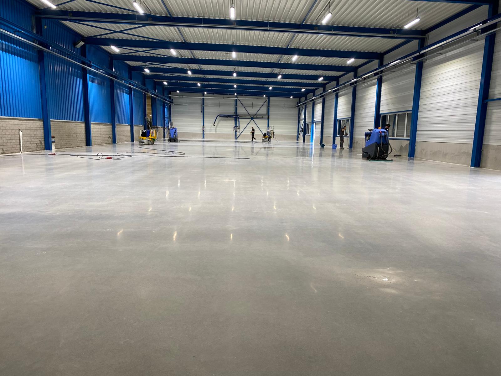 Gepolijste betonvloer in bedrijfshal
